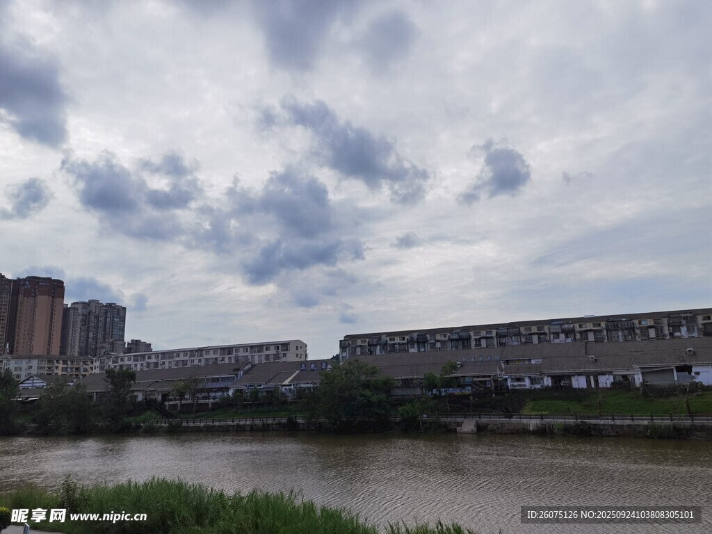 河畔城市景观