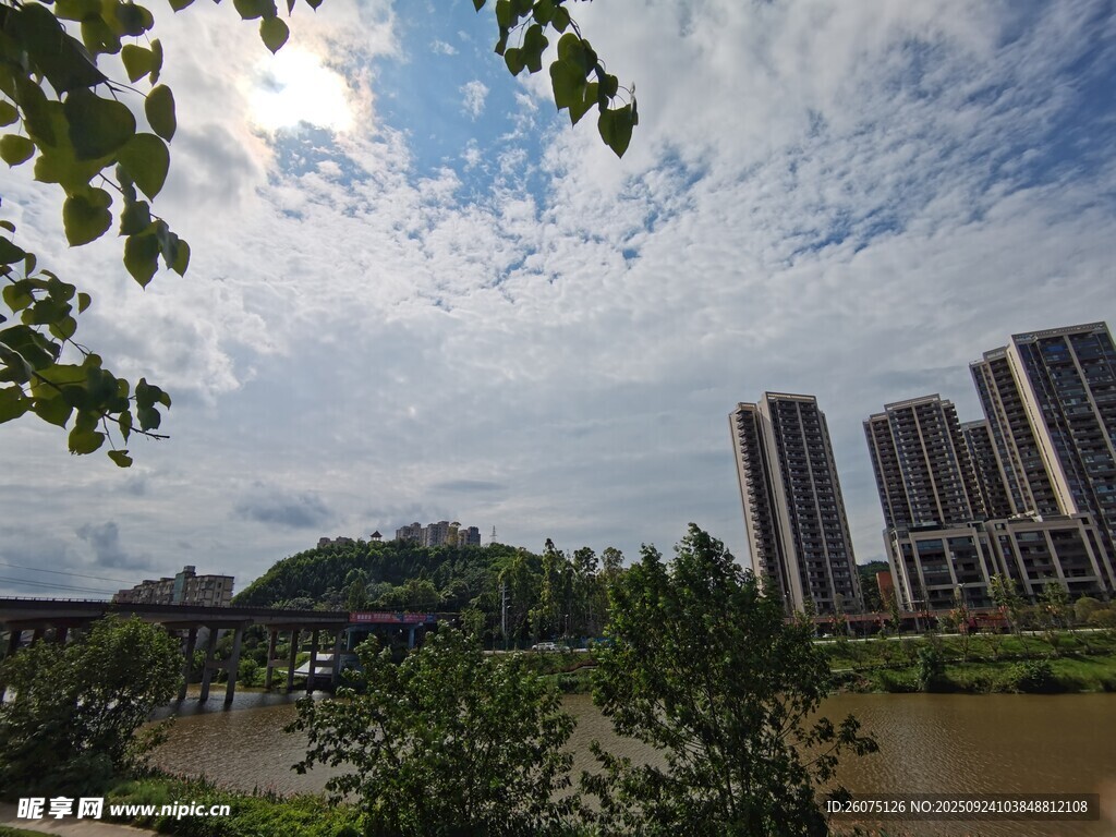 河畔高楼与蓝天白云景观
