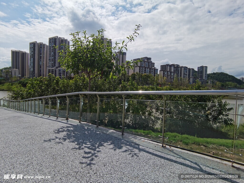 城市河畔步道风景