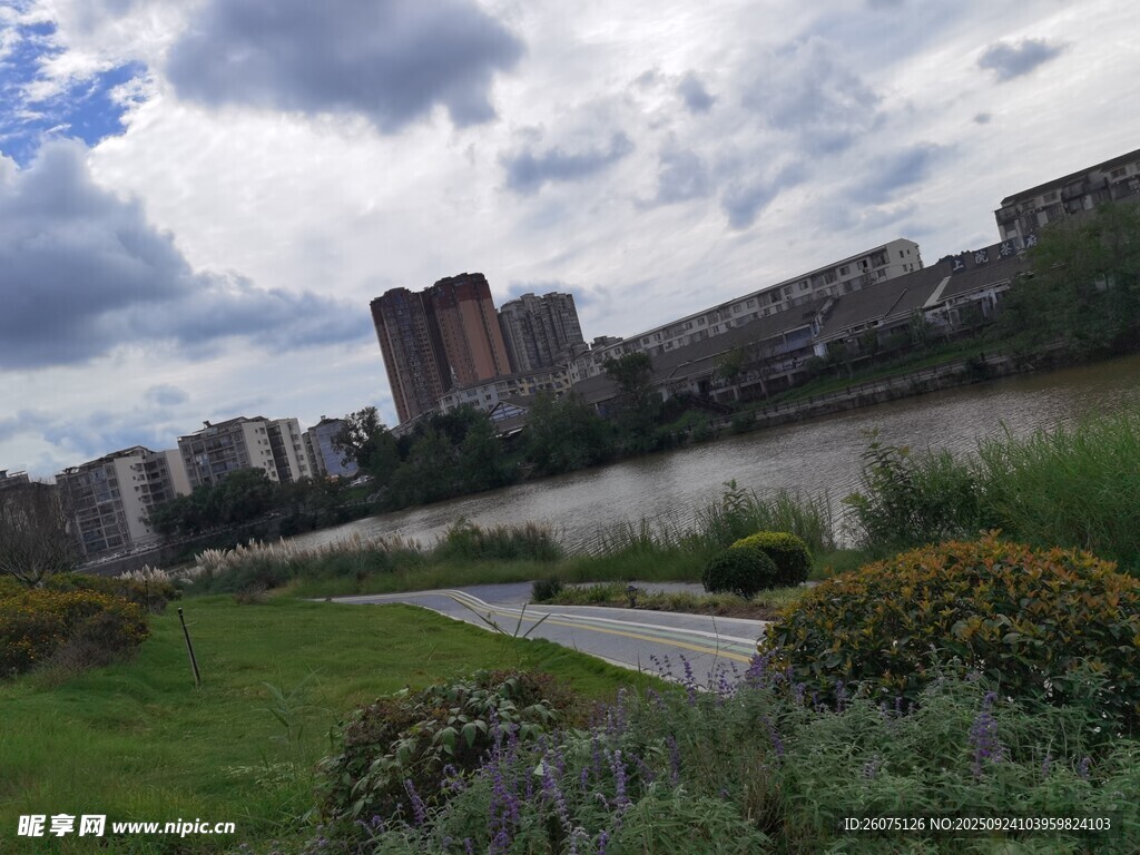 河畔城市风光
