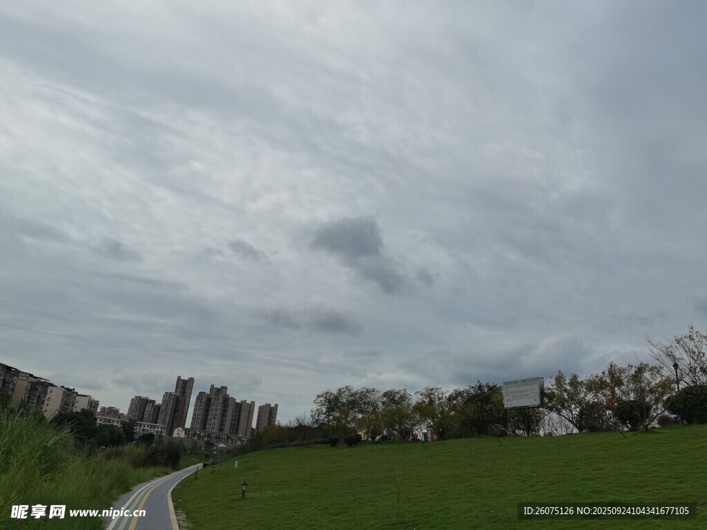 阴天草地旁的城市风景