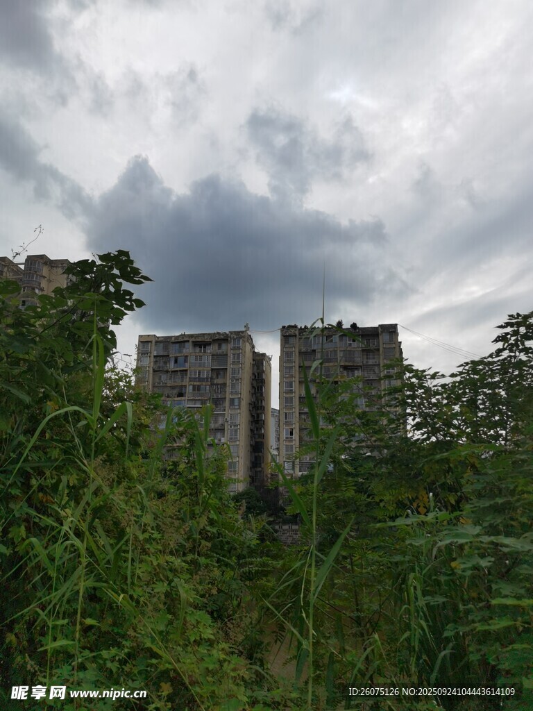 云雾中隐约的城市建筑群