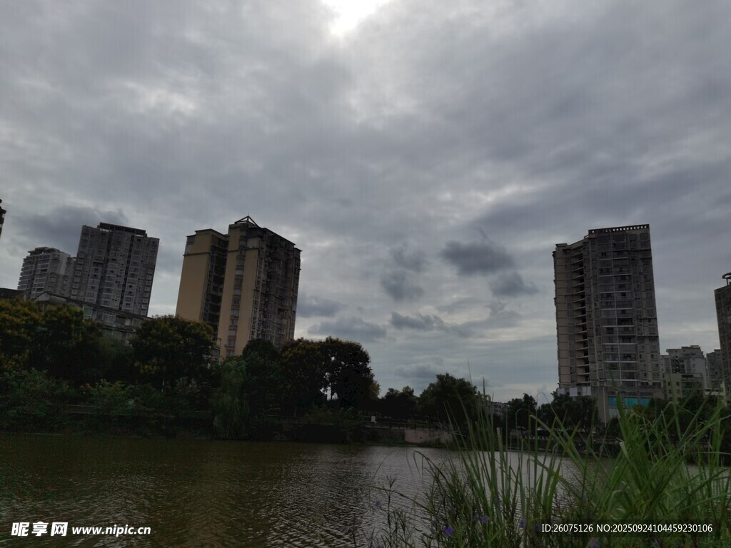 阴天湖畔旁的高楼景观