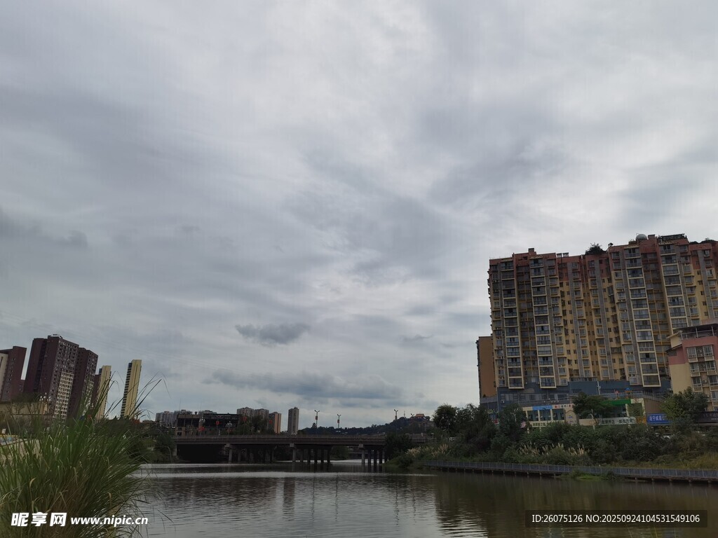 河畔高楼与阴沉天空