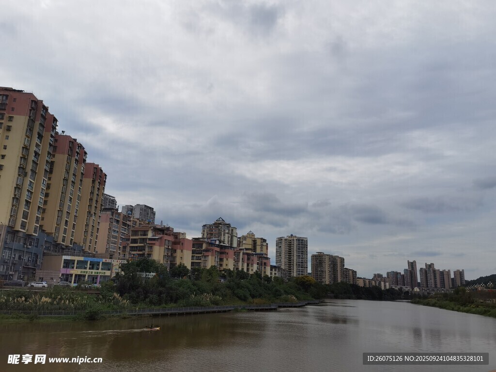 河畔高楼与阴沉天空景观