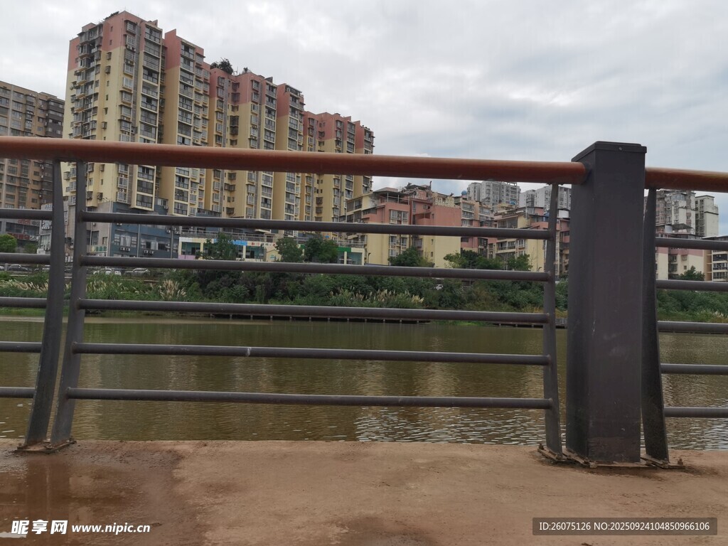 河畔城市建筑景观