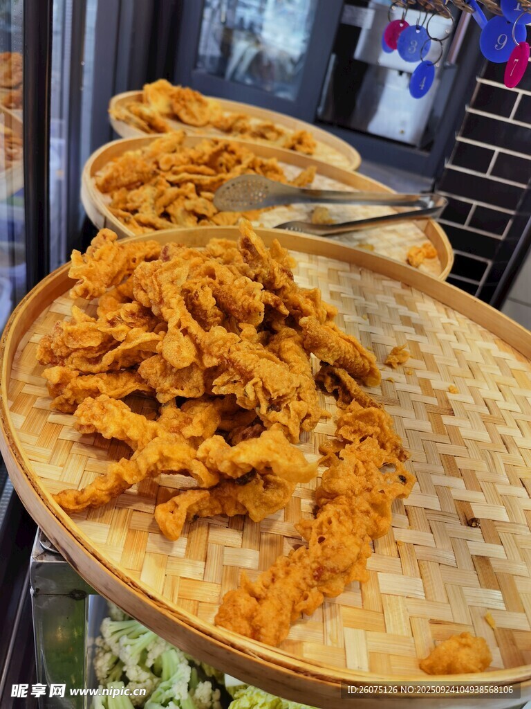 香脆美味的炸物摆放在盘中