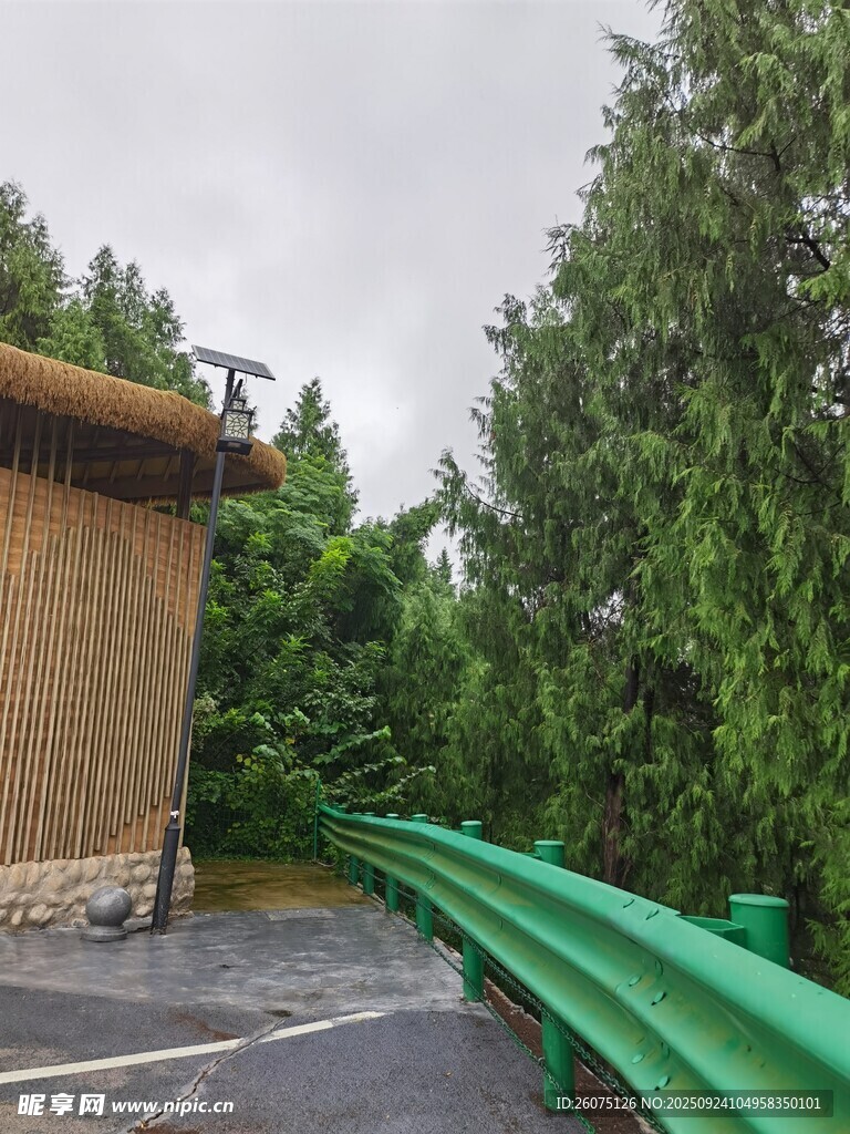 山间路旁的竹建筑与护栏