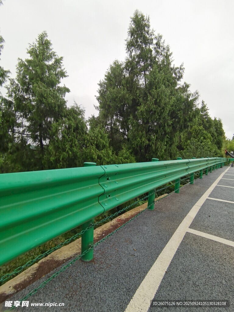公路旁的绿色护栏