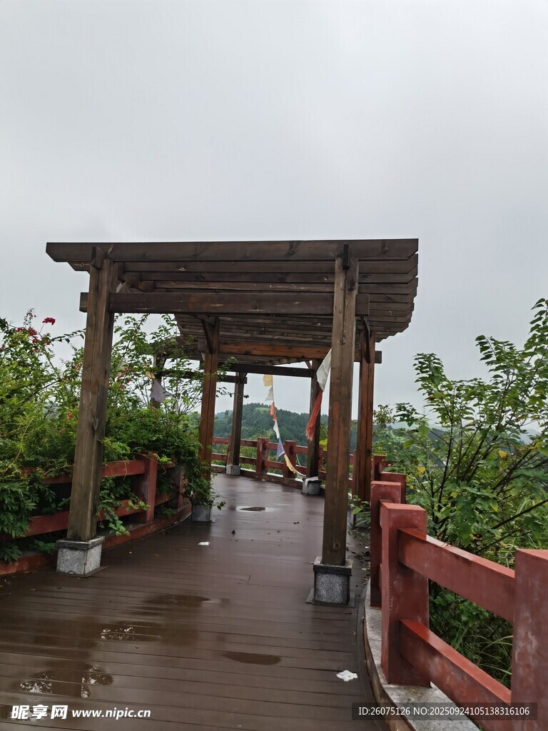 雨中木质长廊景观
