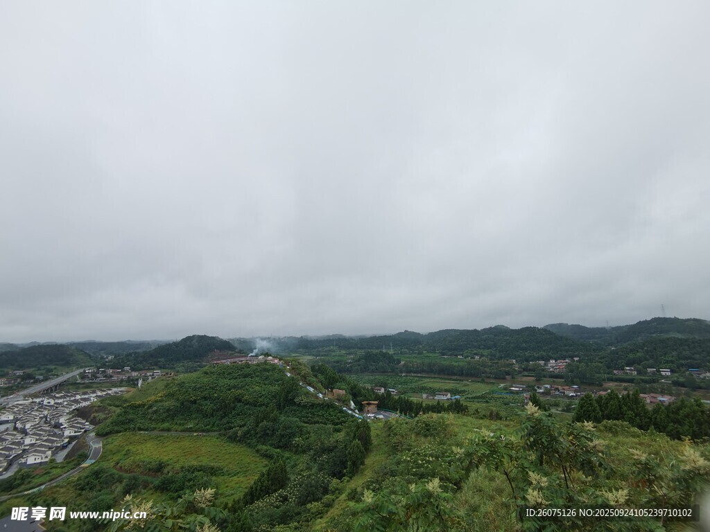 俯瞰绿意盎然的乡村景色