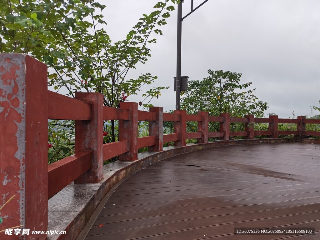 雨中红栏杆与湿润地面