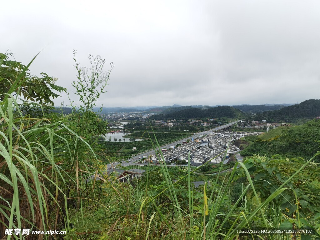 俯瞰山间村落景色