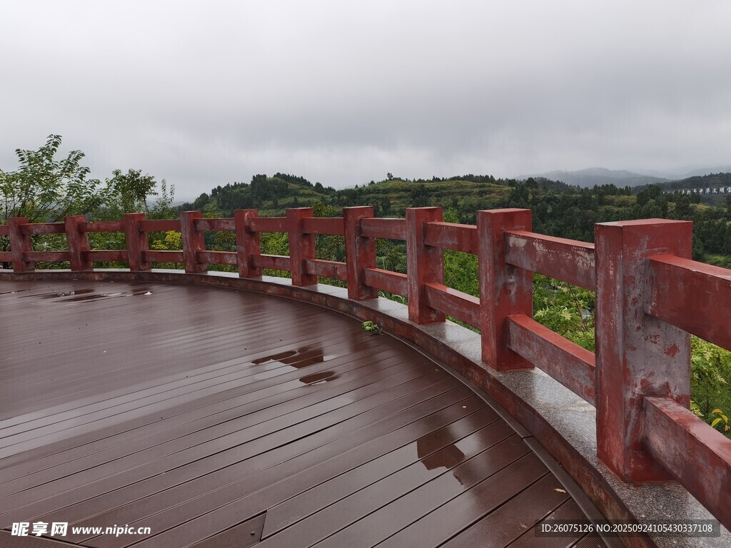 雨中观景台的木质围栏