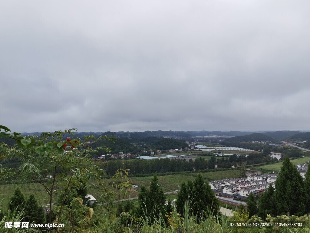 山间远景云雾缭绕之景