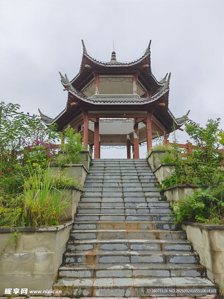 中式古建石阶通往雅致楼阁