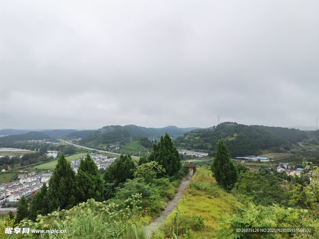 山间绿野风景
