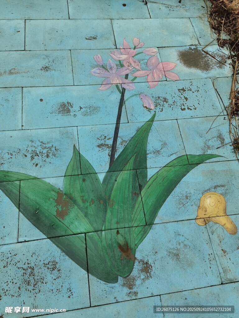 砖墙上的手绘粉色花卉