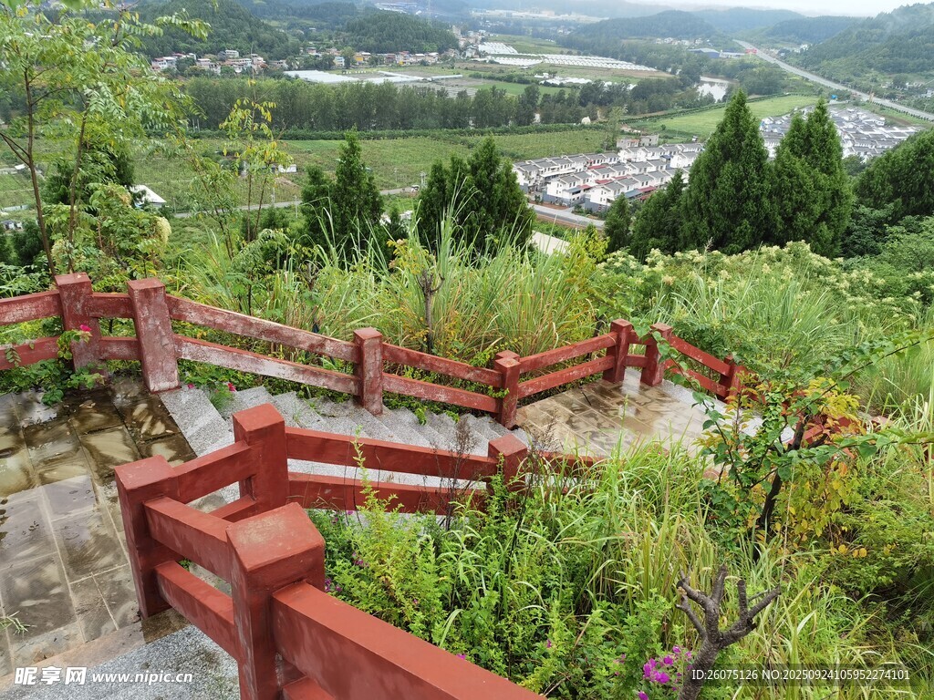 山间红栏步道与葱郁景致