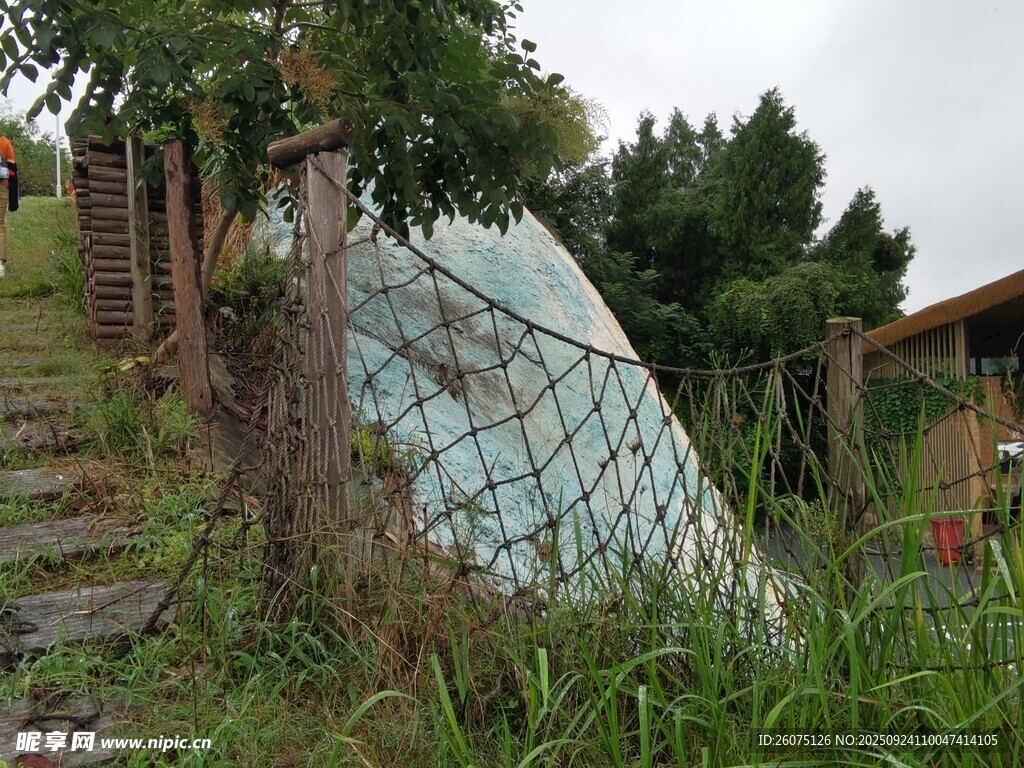 山坡上的半球形透明小屋
