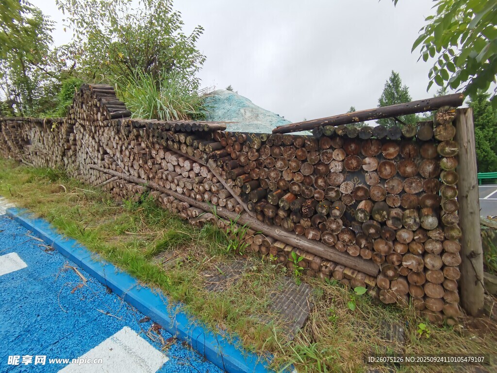 石砌围栏旁的蓝色步道