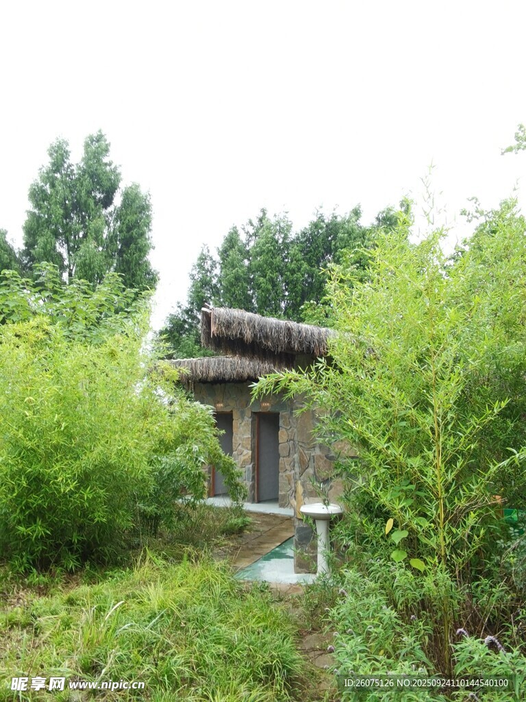 林间古朴石亭