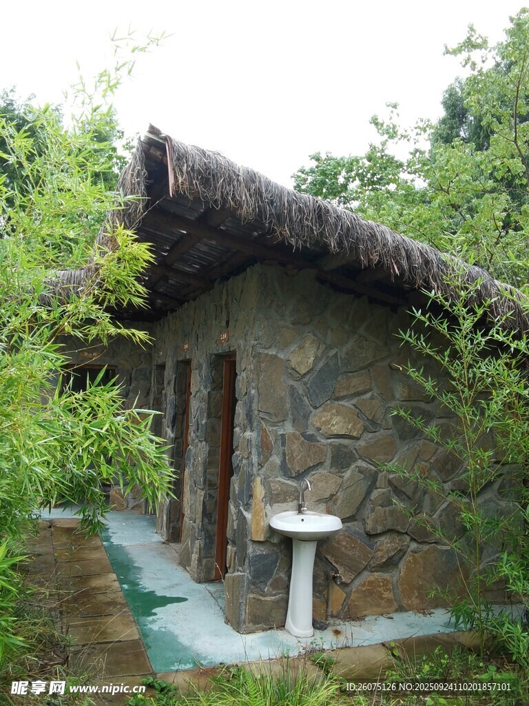 乡村石砌茅草小屋景观