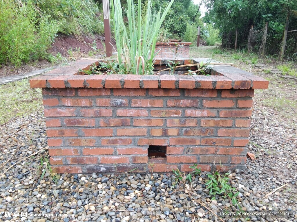 砖砌方形绿植花坛