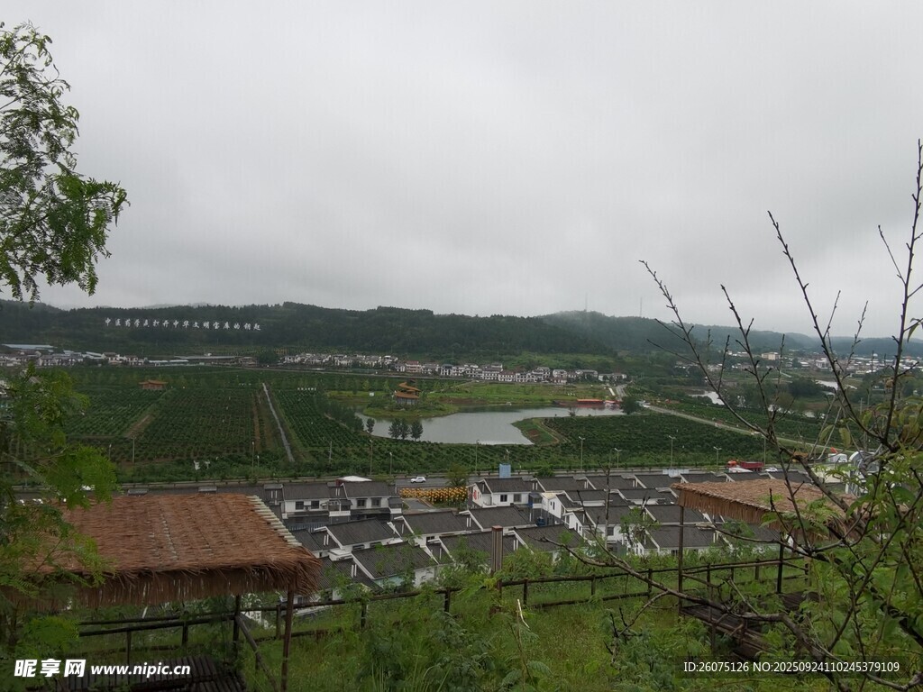 俯瞰山间小镇景色