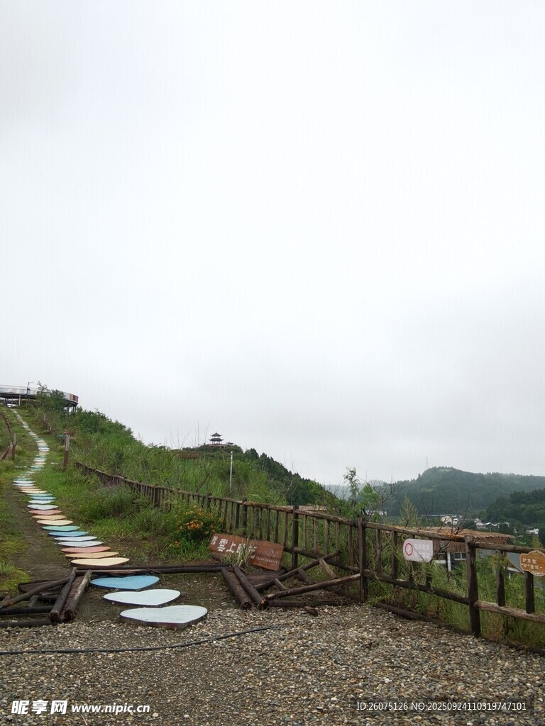 山间乡村小路与简易设施