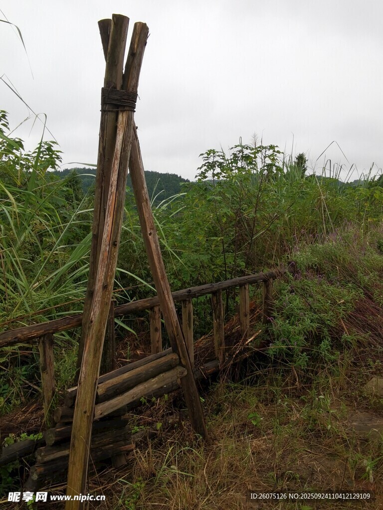 野外木质三角架景观
