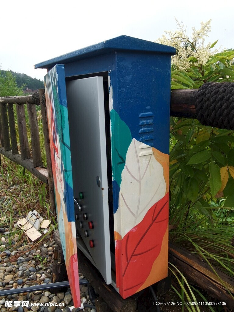 铁轨旁色彩斑斓的小亭子