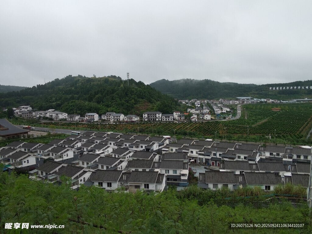 俯瞰错落有致的村落景观
