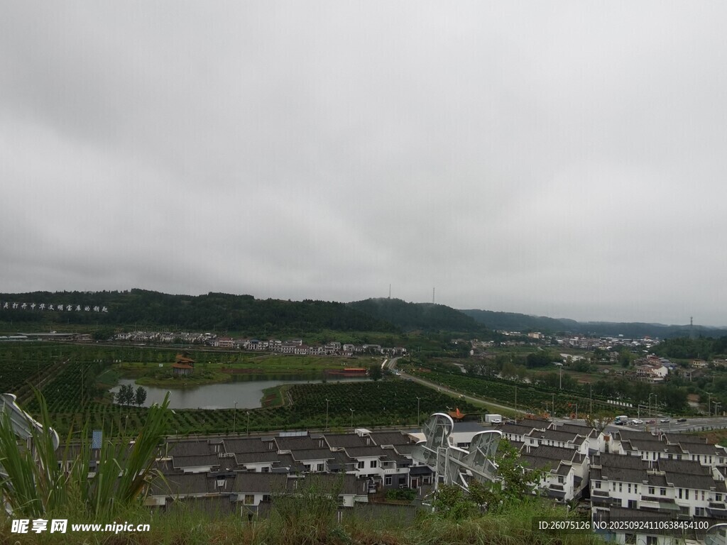 俯瞰城郊住宅区景观