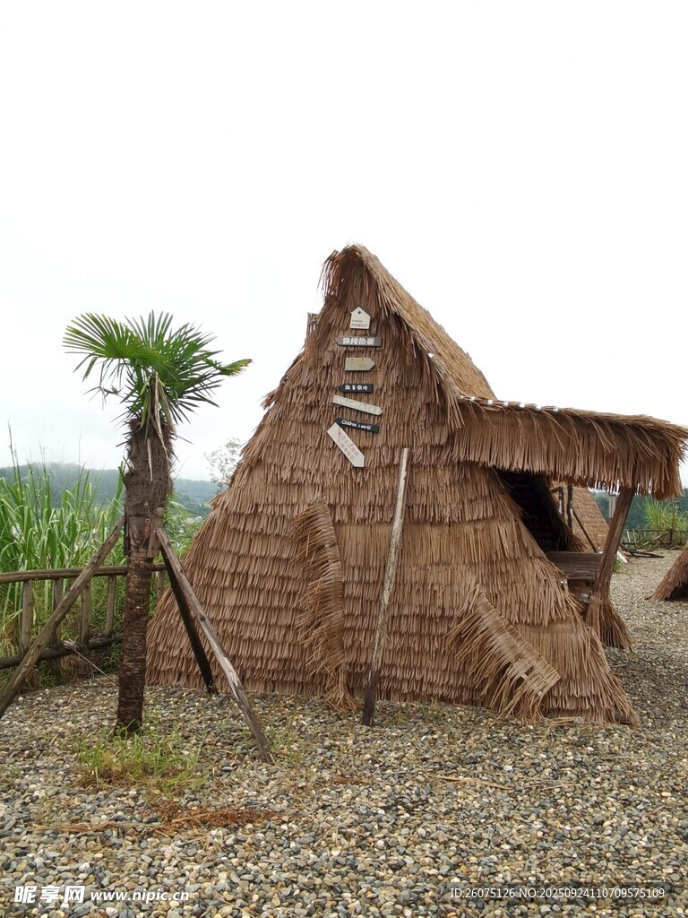 乡村三角木屋自然景致