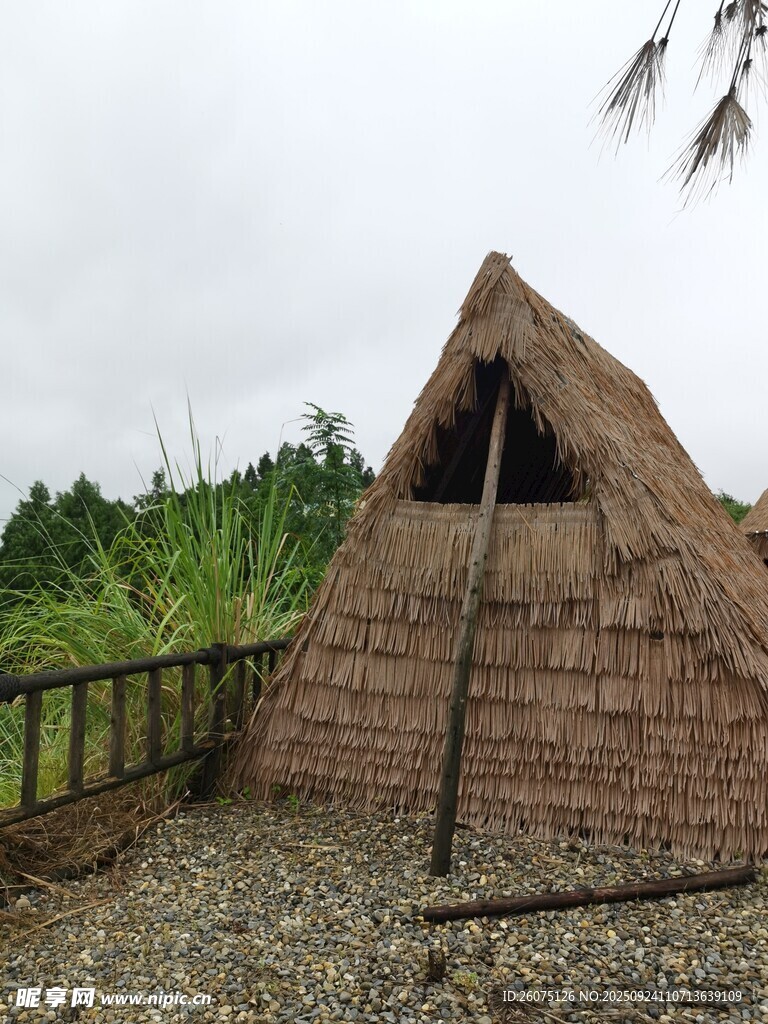 传统茅草小屋