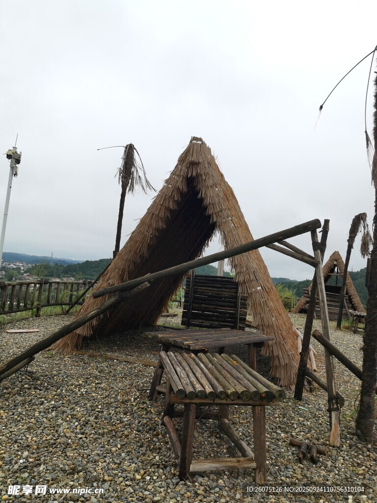 户外简易三角木棚景观