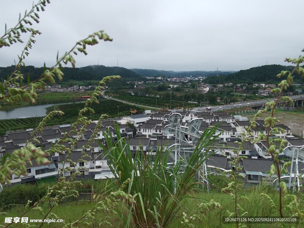 俯瞰山间小镇美景