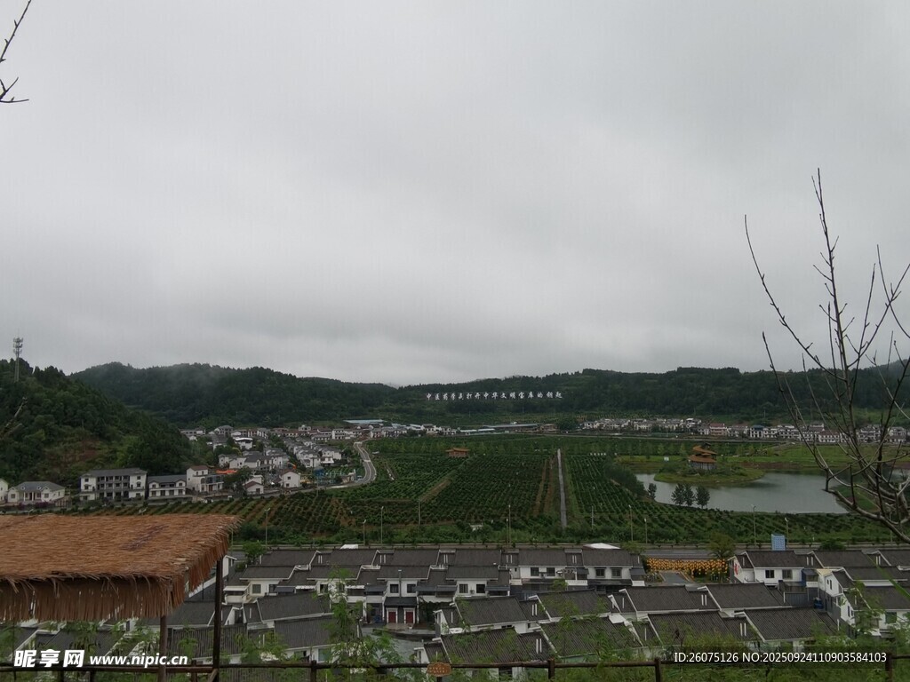 阴天时的城郊停车场景观