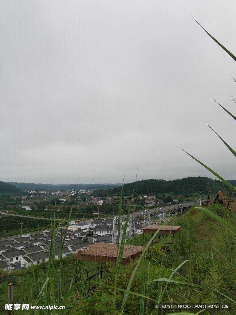 俯瞰云雾中的城镇景观