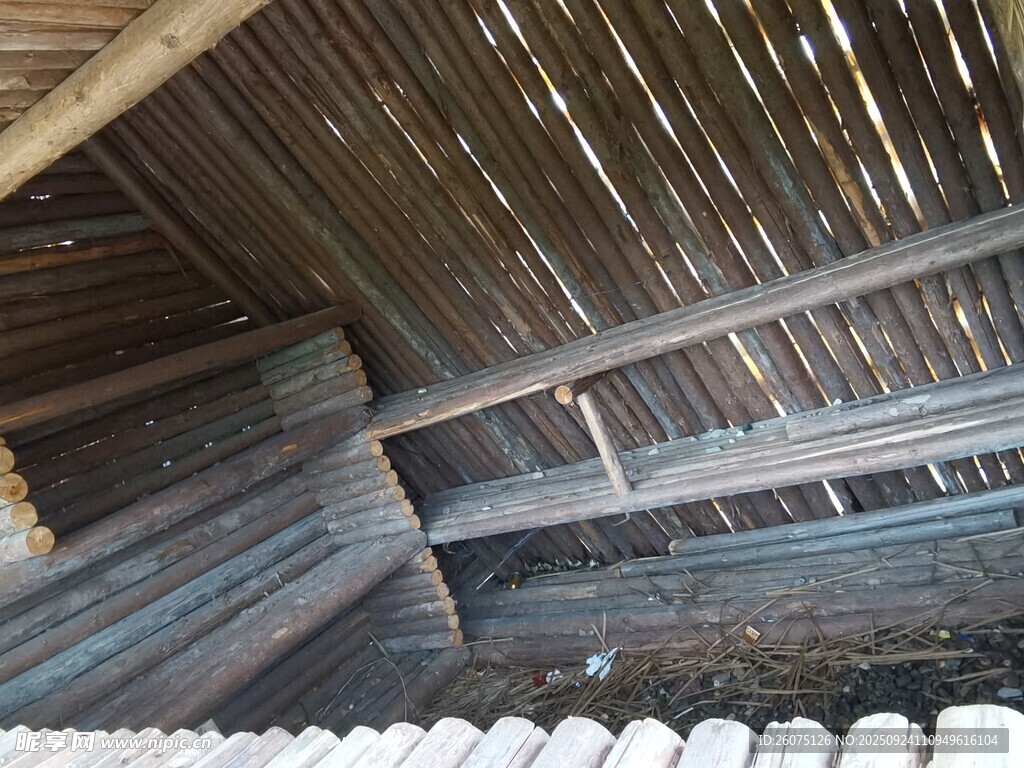 传统木屋内部屋顶结构