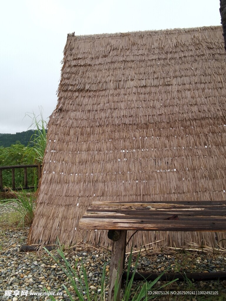 乡村茅草屋与木桌景致