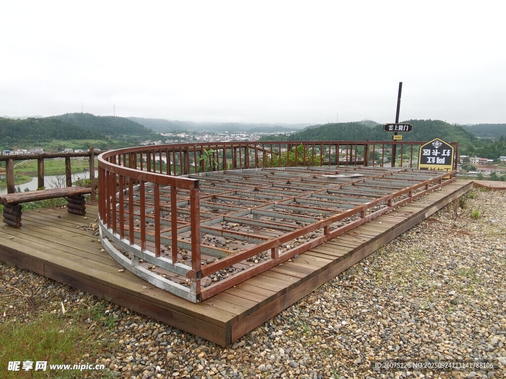 户外木质框架建筑场景