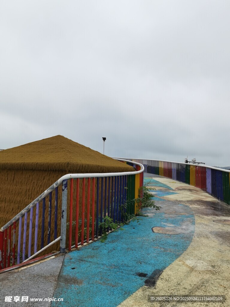 彩色围栏旁的海边步道