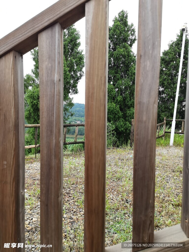 木质围栏外的自然景致