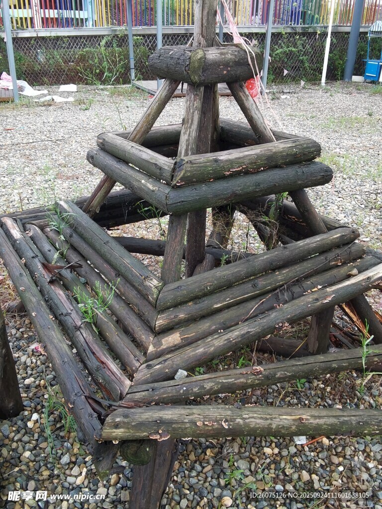木柴堆叠造型