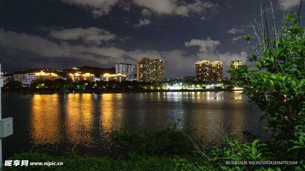 城市河畔夜景