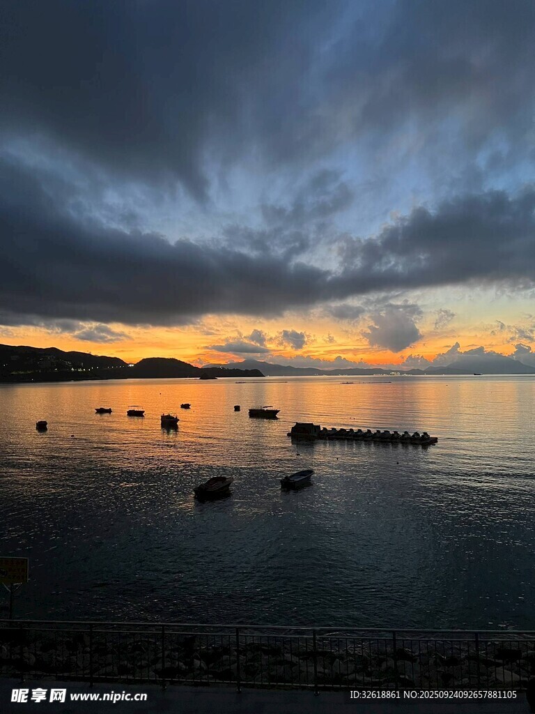 海边日落时分的静谧美景