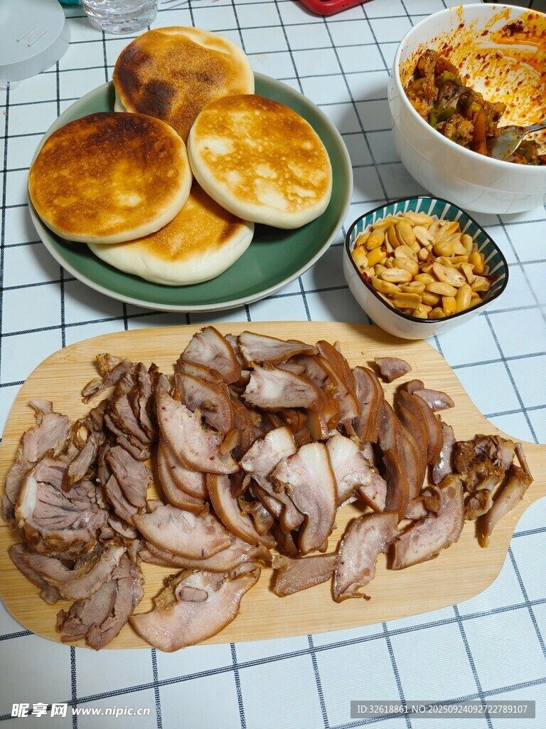 美味熏肉及多样搭配美食