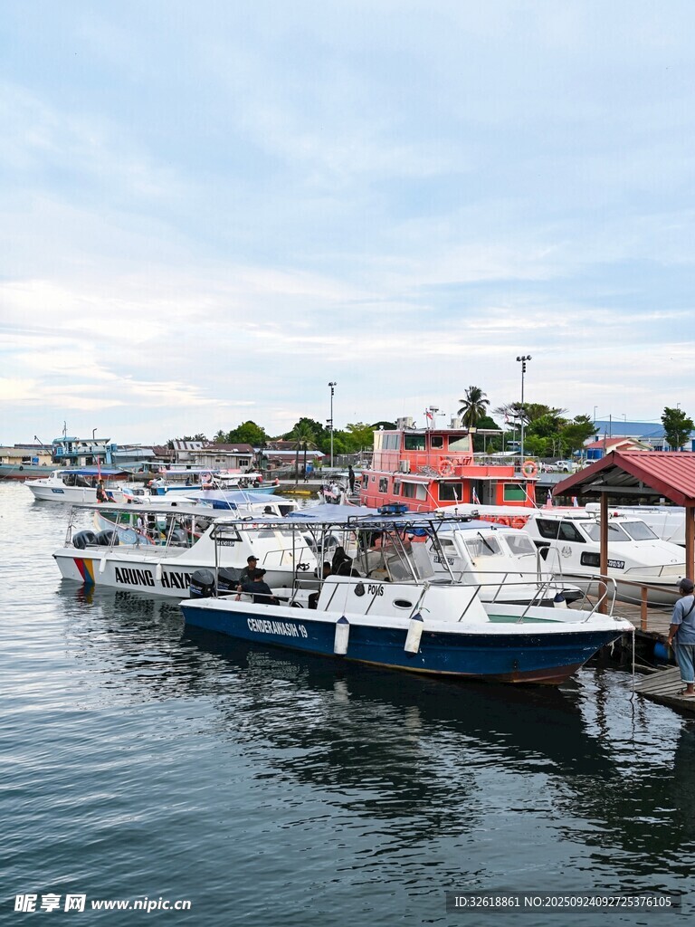 宁静港湾中的停泊船只